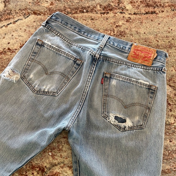Levi's 501 Button Fly Medium Wash 100% Cotton Perfectly Broken In & Distressed!! - Picture 6 of 16